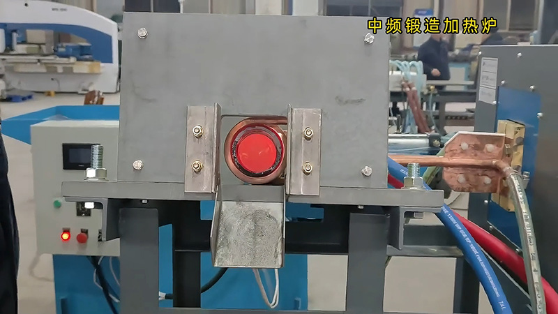 中頻鍛造加熱爐配置自動(dòng)化控制系統(tǒng)和送料機(jī)，確實(shí)是一種高效、精準(zhǔn)的熱處理設(shè)備。