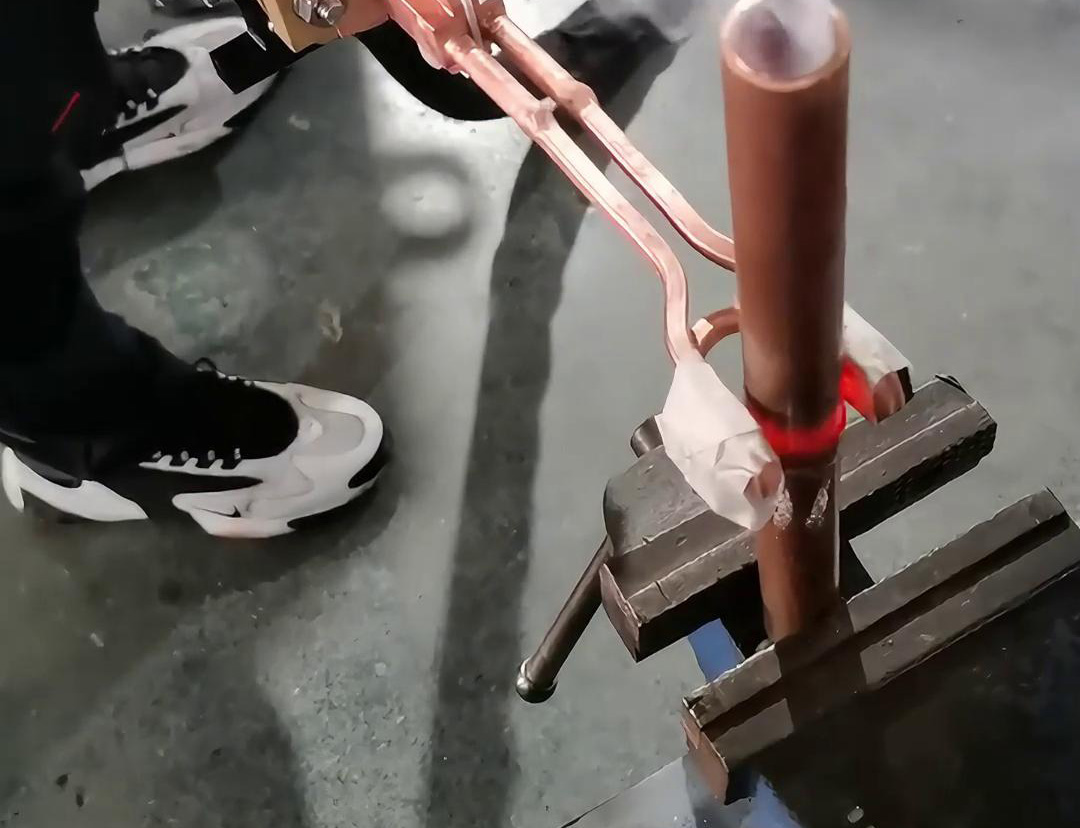 手持式高頻焊機(jī)的價(jià)格相對(duì)較高，但其高效、靈活、高質(zhì)量的銅管焊接特點(diǎn)
