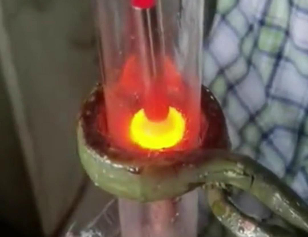 通過(guò)手持式高頻加熱機(jī)在氮?dú)獗Ｗo(hù)下焊接銅管，可以獲得高質(zhì)量的焊縫，提高產(chǎn)品的性能和可靠性