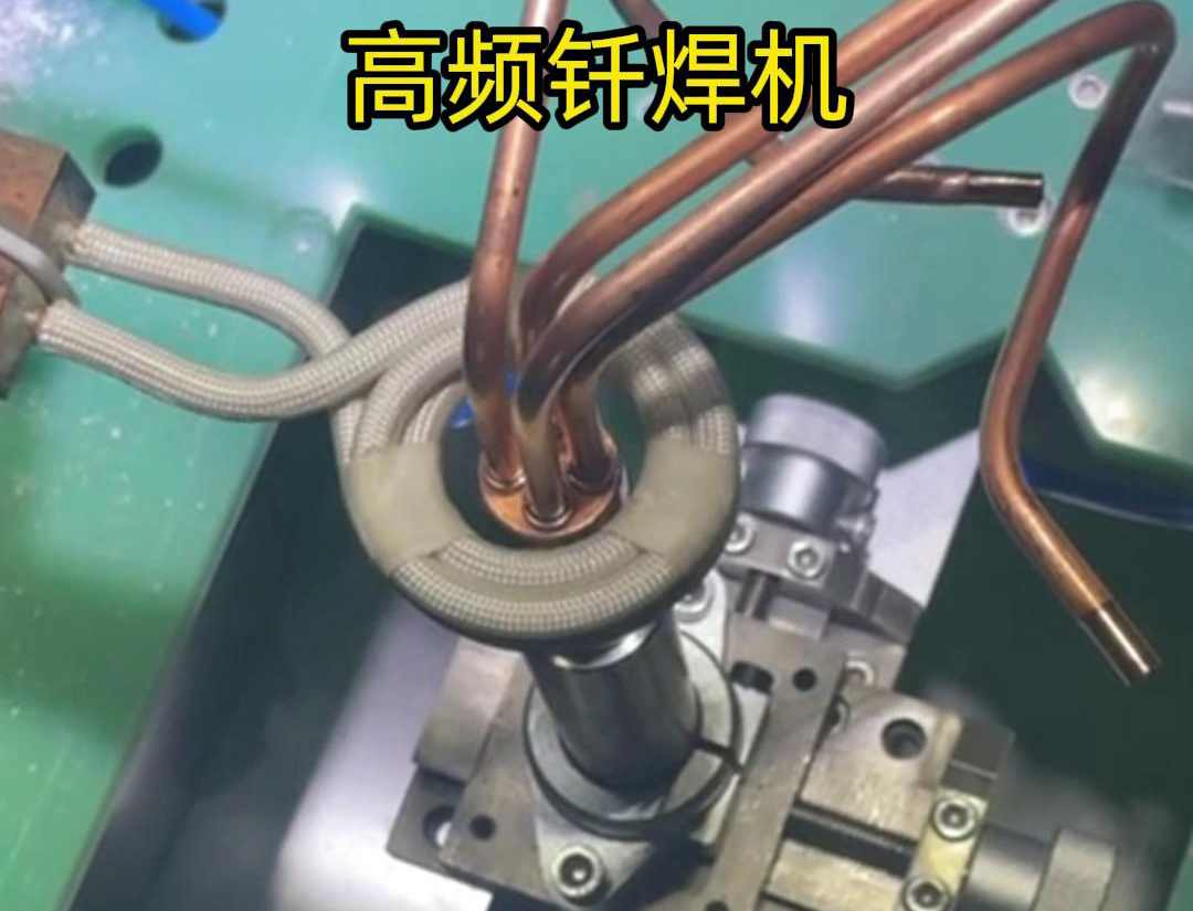 在雙工位自動感應(yīng)釬焊設(shè)備中，每個工位都配備了獨立的感應(yīng)加熱系統(tǒng)和釬焊工具，確保兩個工位可以同時進行焊接作業(yè)