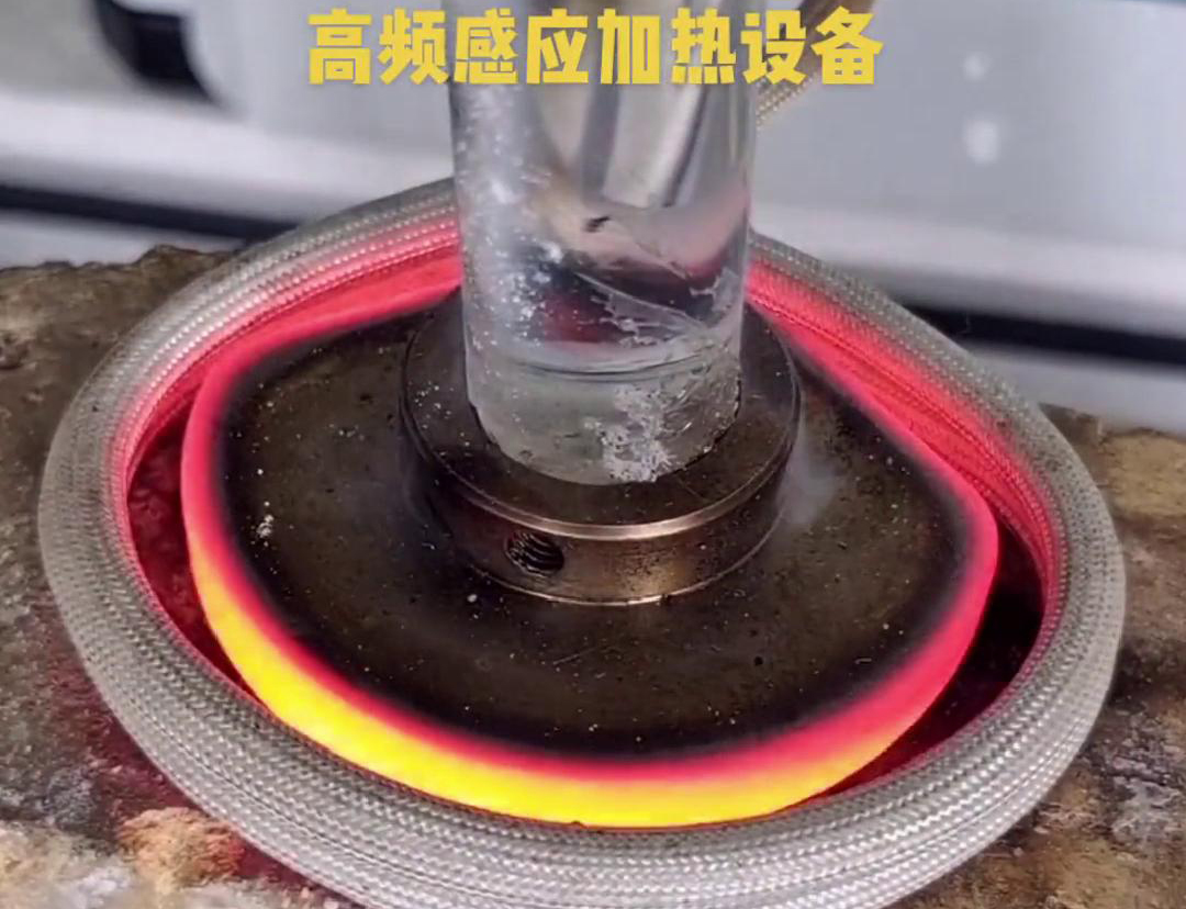 高頻焊機(jī)焊接因其高效、高質(zhì)量、環(huán)保、操作簡便和適應(yīng)性強(qiáng)等優(yōu)點(diǎn)，被廣泛應(yīng)用于各個行業(yè)