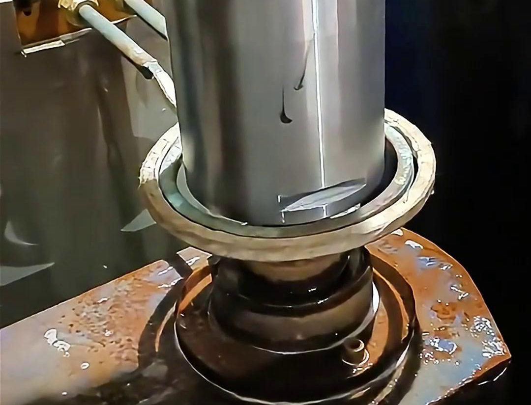 高頻淬火機床具有多個顯著的優(yōu)點，淬火速度快，通常只需幾秒鐘即可完成淬火過程