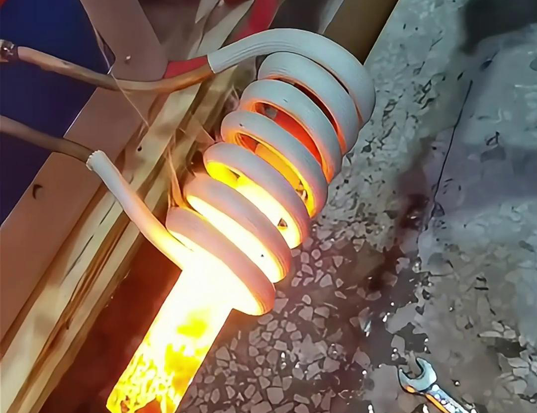 鐵棒的高頻加熱具有效率高、速度快、操作簡單等優(yōu)點，廣泛應用于金屬材料加工