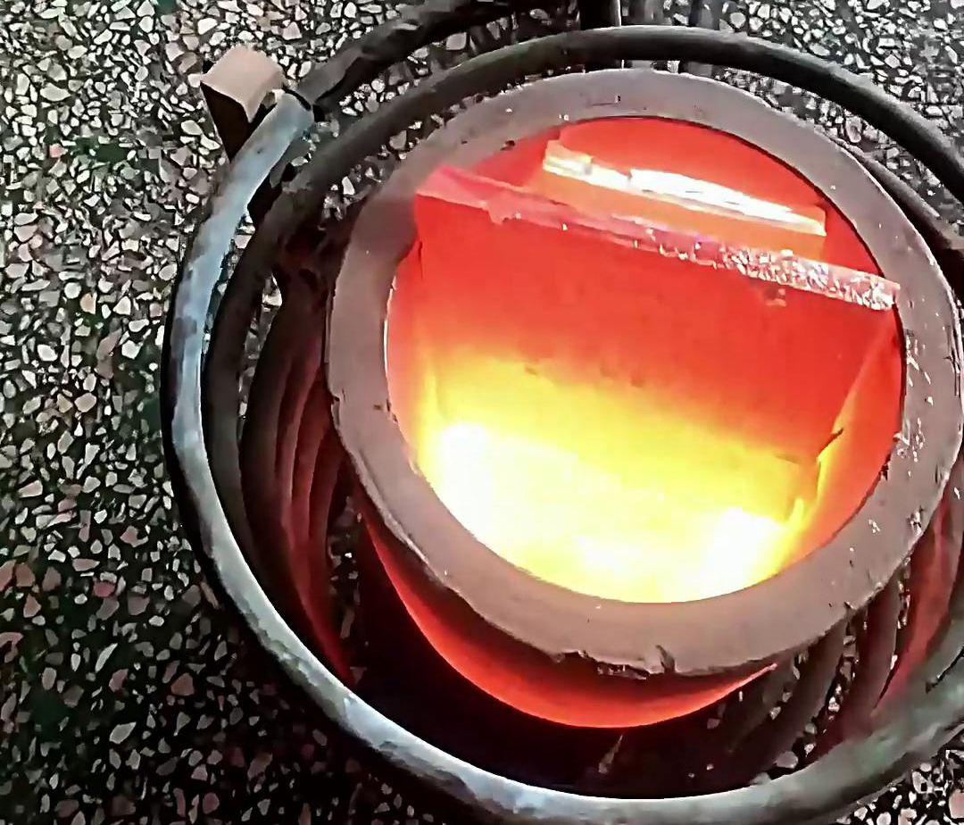 使用380V電壓的小型中頻熔煉爐，它的功率滿足熔煉金、銀、銅，10公斤容量